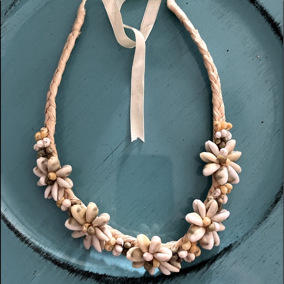Beautiful Shell Necklace - Picture 3 of 3